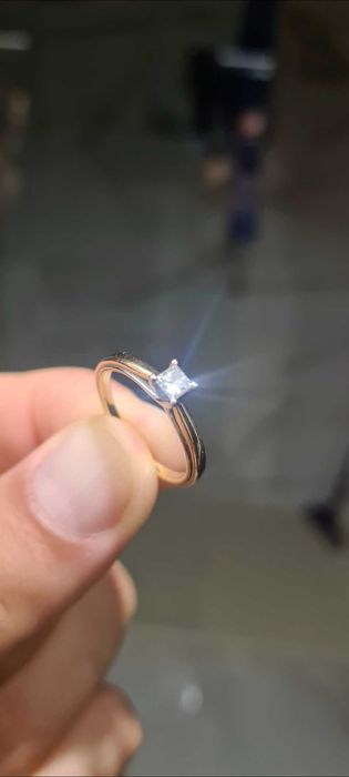 Vând inel de logodnă din aur alb-galben de 18K  cu diamant de 0,24ct
