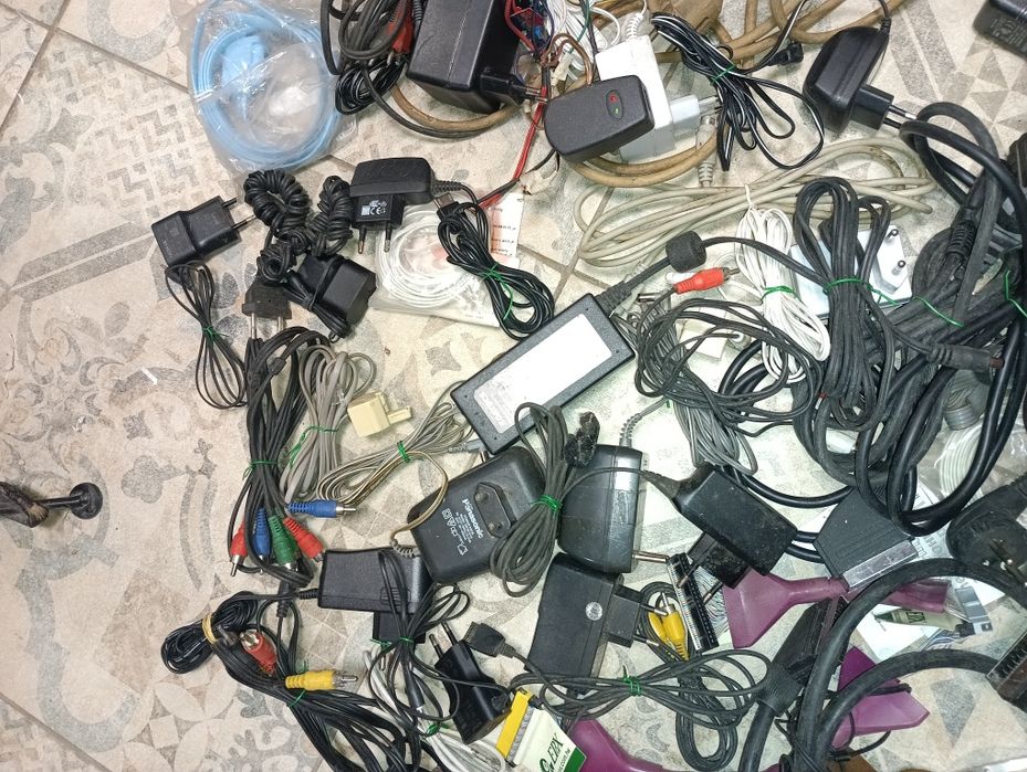 Лот от 48 броя адаптери и кабели - 29 лв