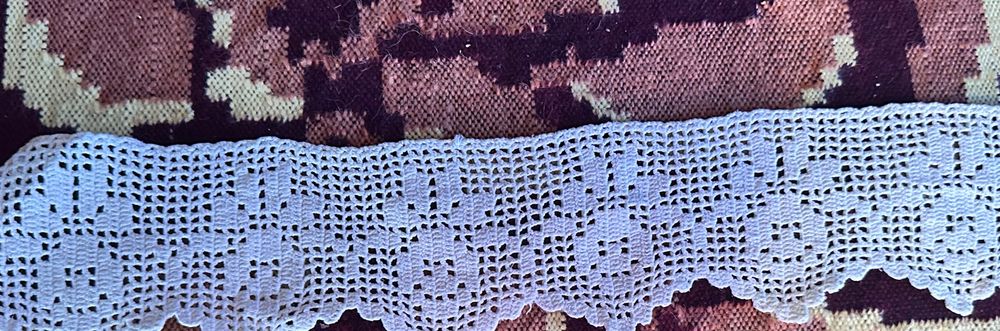 Dantelă croșetată cu acul din melană . 1m/30 lei. Nouă, nefolosită.