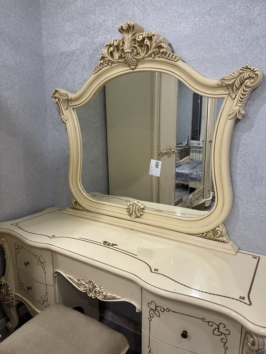 Продам комод с зеркалом