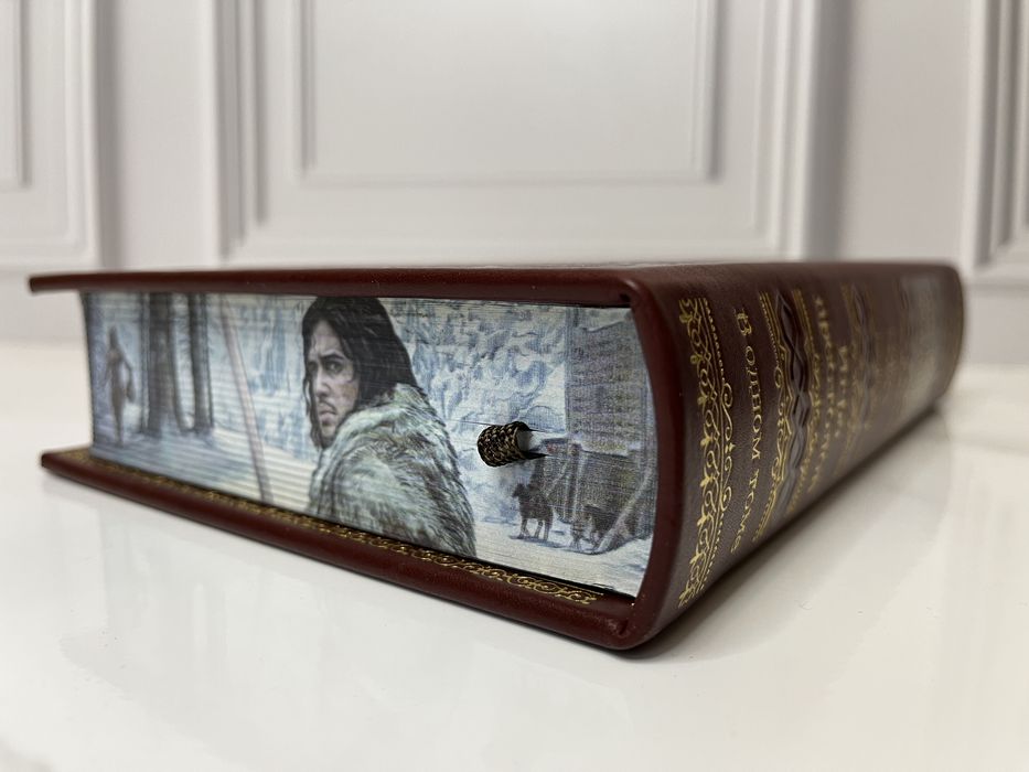 Книга «Игра престолов» в кожаном переплете