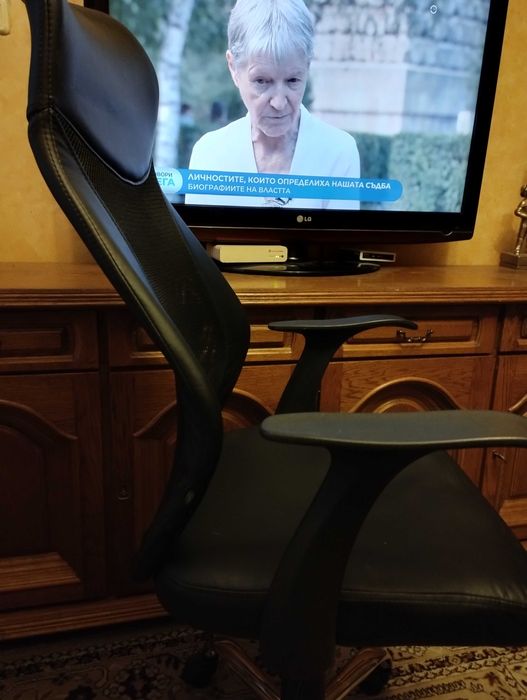 Продавам запазен  офис стол