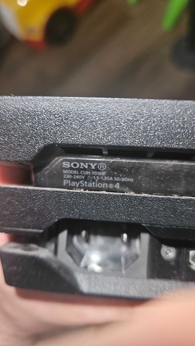 PlayStation 4 Pro CUH-7016B + 2 controllere + jocuri