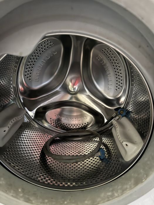 Продается стиральная машинка Hotpoint ARISTON AQUALTIS 11кг.Италия б/у