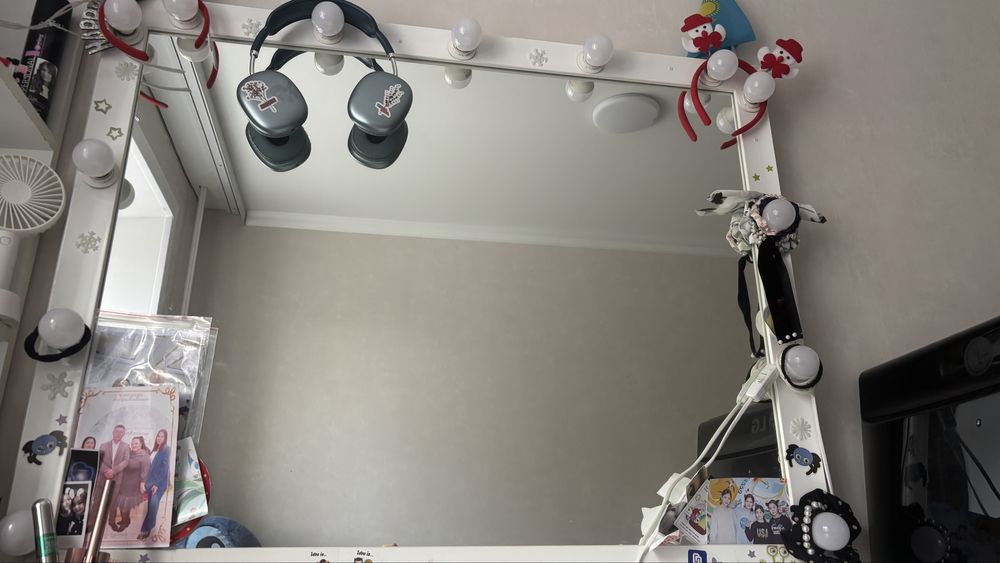 Продам стол и зеркало с подвсеткой