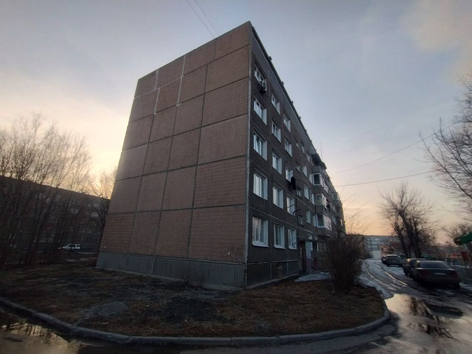 Продам 2 комнатную на льва Толстого