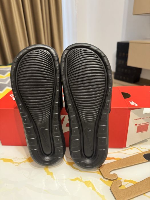Papuci Nike - marimea 38 - noi, cu eticheta