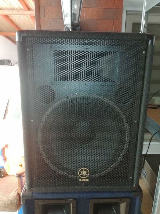 OFERTA !  BOXE YAMAHA si mixer activ 2 x 400 w 8 0hm + Stative si cablurile aferente