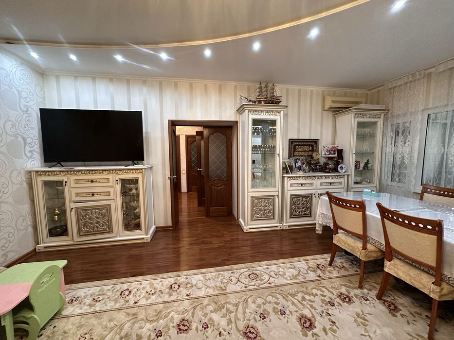 Стол со стульями,ковер и шкаф