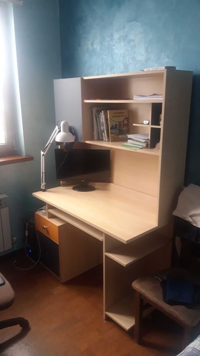 Стол школьника с полками