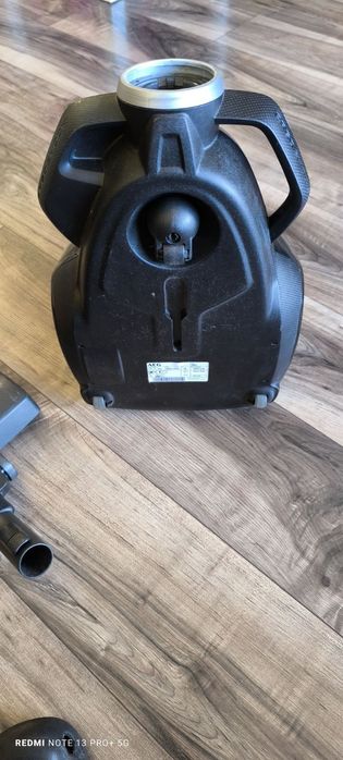 Продавам прахосмукачка AEG като нова!