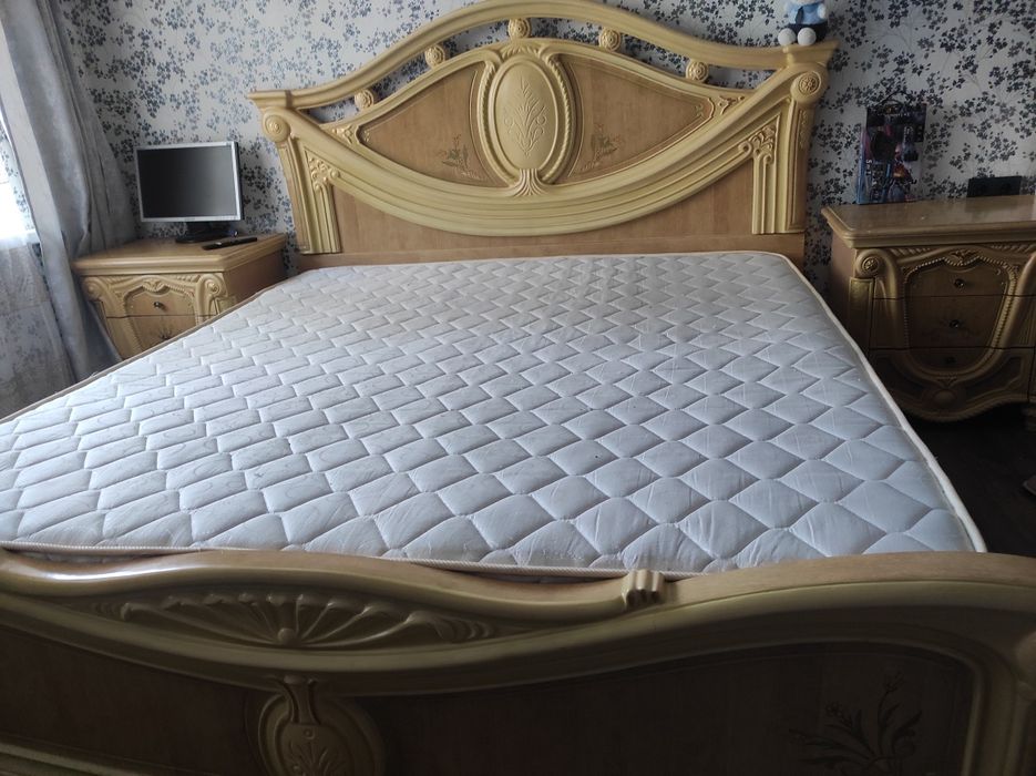 Кровать и тумбочки