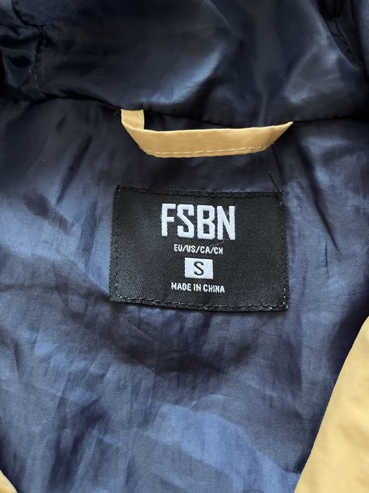 Jacheta/Geaca cu gluga impermeabila marimea S-M (ca noua)