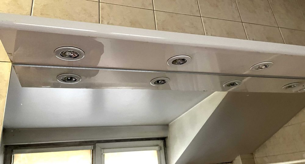 Шкаф за баня с умивалник, огледало и осветление