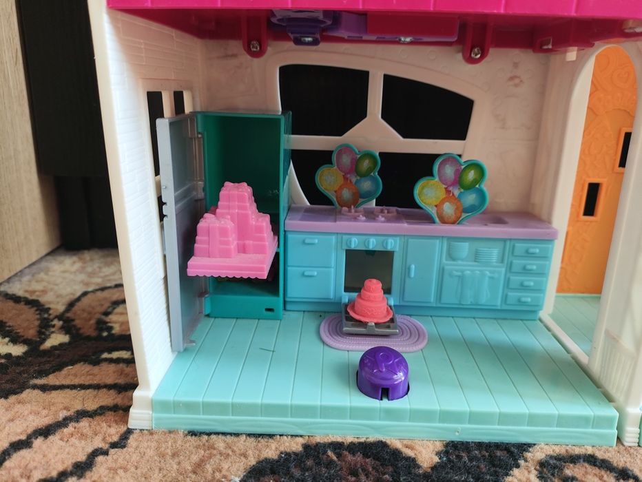 Къща за кукли с пет кукли