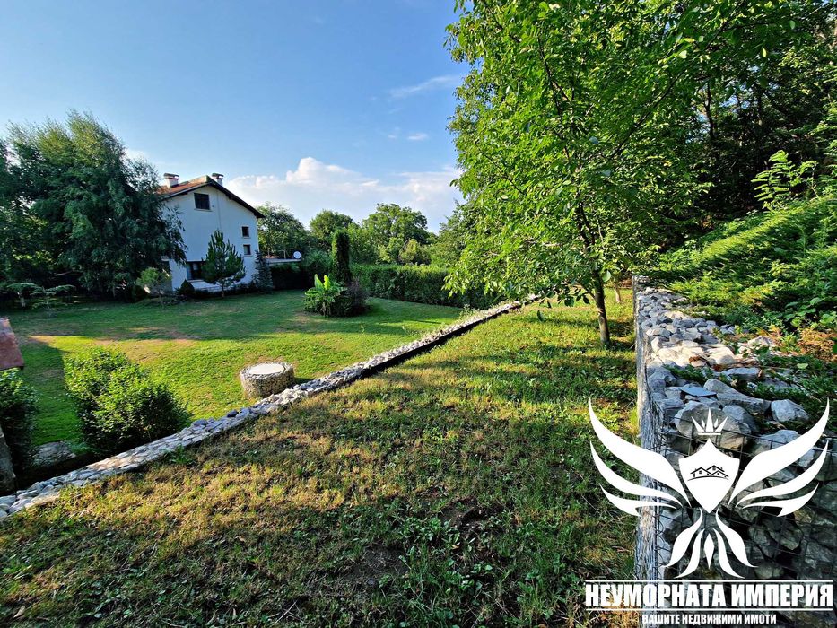 Двуетажна къща с гараж 300РЗП с 900кв. двор село Нови Извор