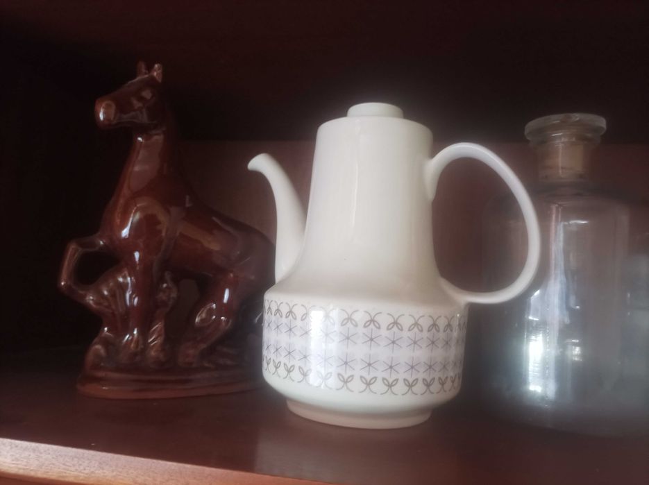 Продавам порцеланови чинии и сервизи, стъклени съдове, чаши