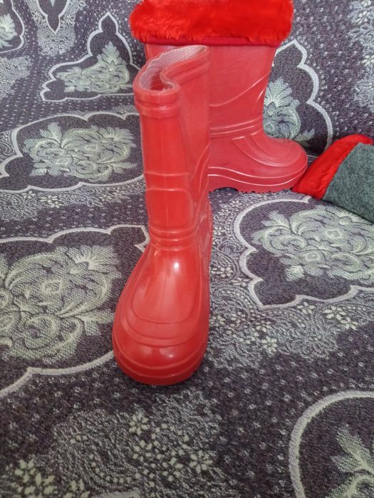 Продам срочно резиновые сапоги