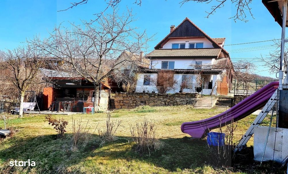 Casă spațioasă cu teren generos de 1000 mp in Dambul Rotund