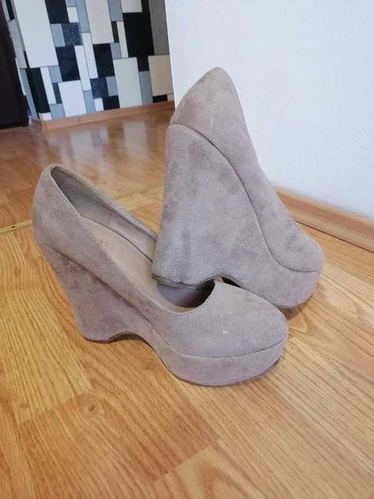 Vand pantofi cu platforma
