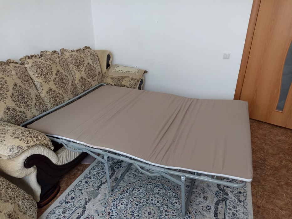 Раскладной диван и два кресла.