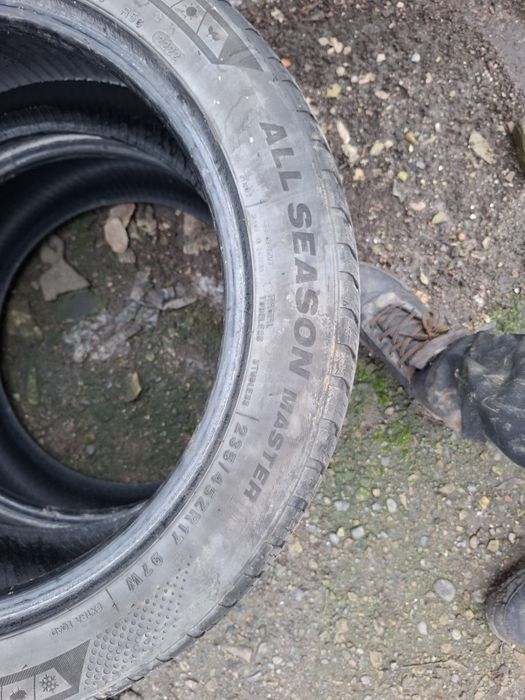 Vand 2 anvelope 235 45 17 de iarna dot 2022