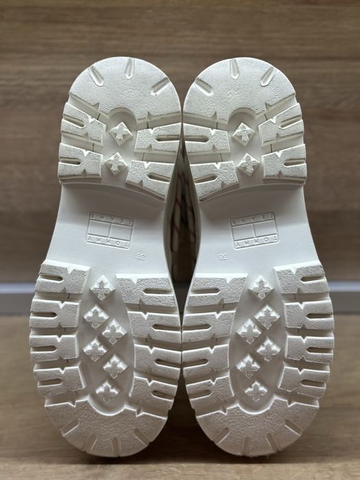 Продават се  женски зимни боти Tommy Jeans в размер 38 EU *НОВИ*