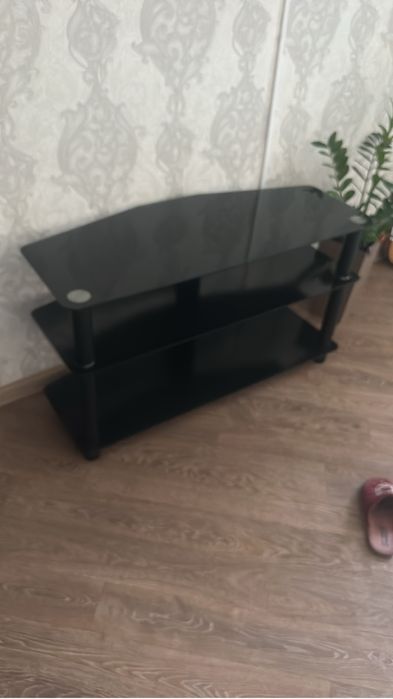 Продаи тумбу под теоевизор