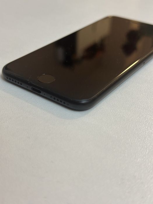 iPhone SE 2020 / 128GB / черен