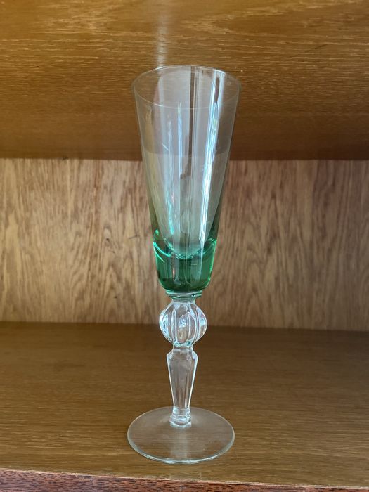 Посуда разная, лампочки led,рюкзак,магнитофон