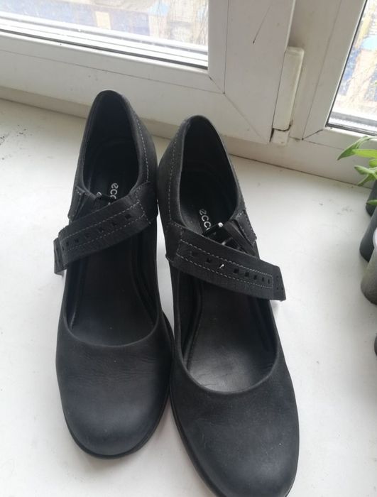 Продам черные туфли