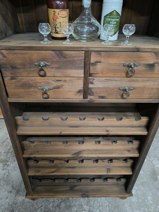 Красив шкаф за алкохол и вино с месингови дръжки