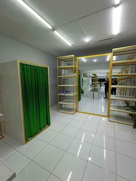 Kiyim dukoni uchun jixozlar prilavkalar sotiladi