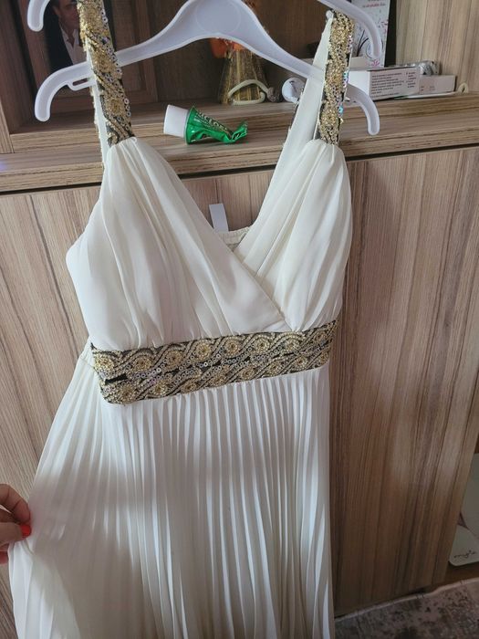 Rochie seara purtata o singura data.