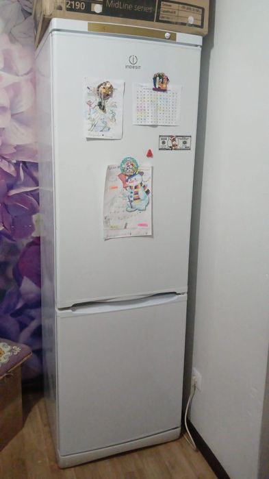 Продам рабочий холодильник indezit.