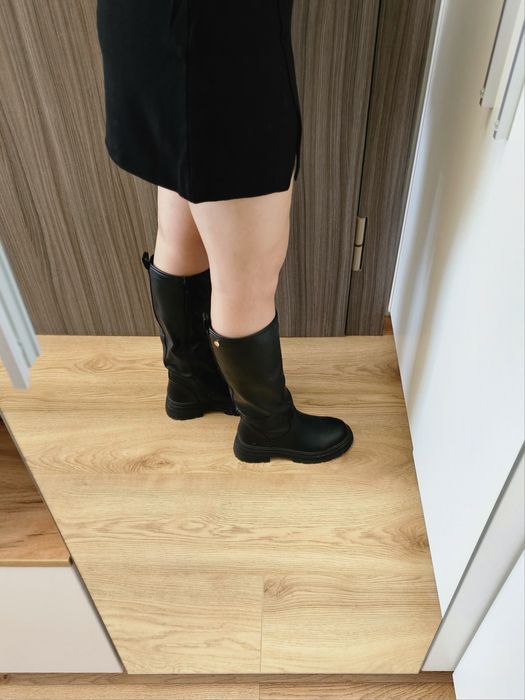 Обемни черни ботуши