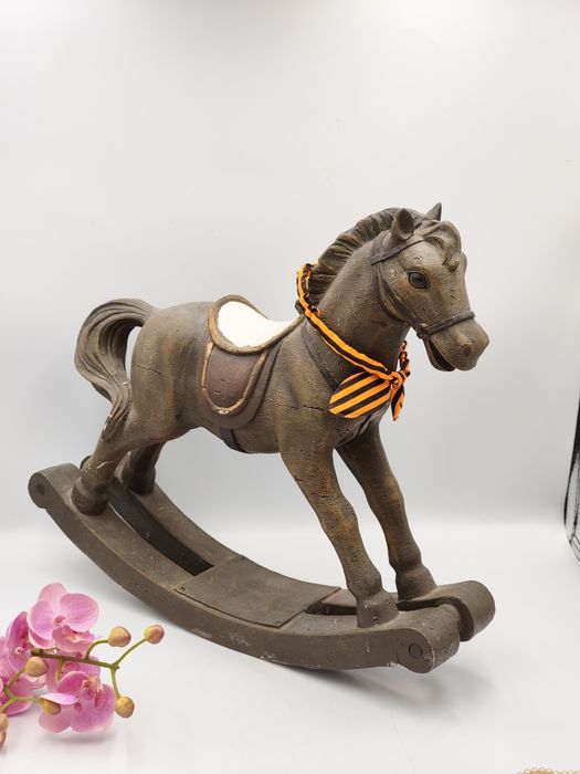 Антикварен, ръчно резбован и ръчно рисуван голям люлеещ се кон