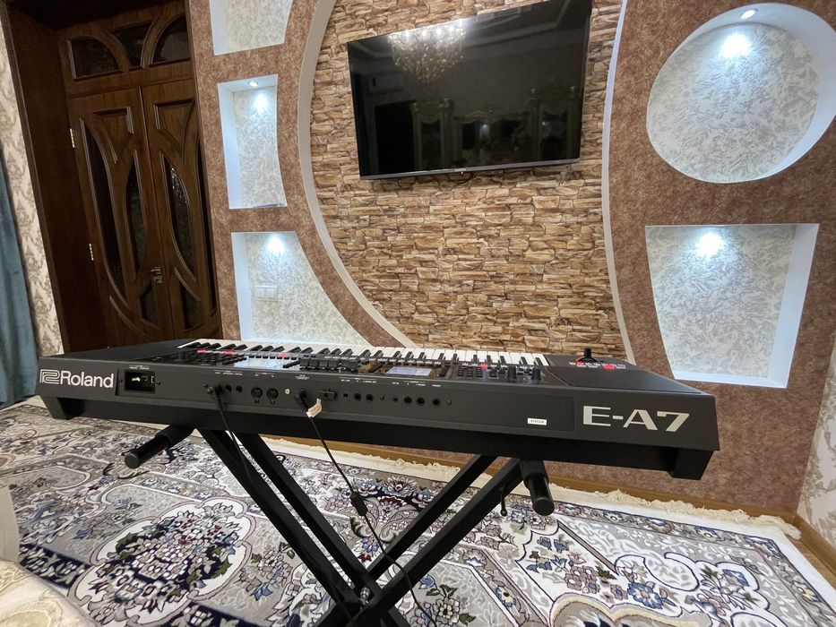 ROLAND E-A7 sintezator