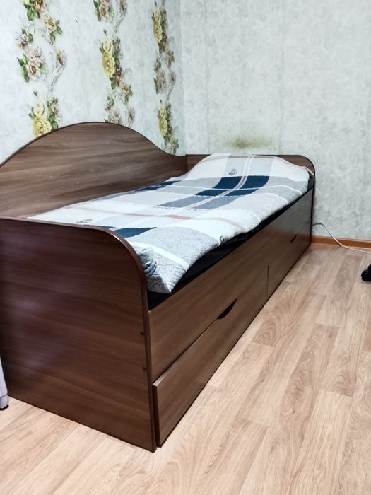 Кровать односпальная .