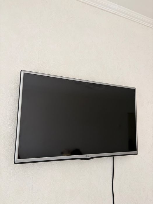 Телевизор LG с пультом