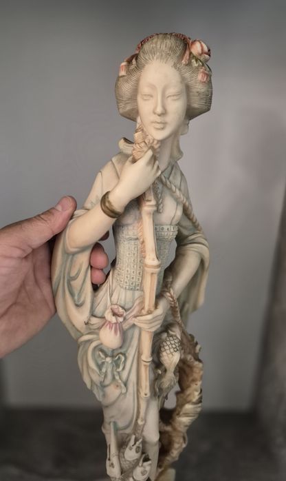Statuetă Gheișă japoneza vintage, 53cm sculptată din steatit (rășină osoasă), din anii 1950.