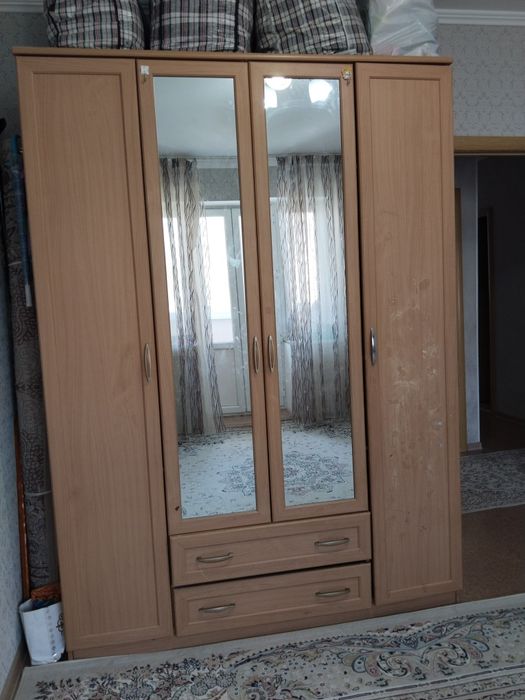 Шкаф, ботинки, трость, хрусталь