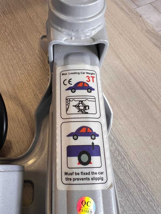 Електрически крик 3 тона 12V VEVOR в куфар + удължител