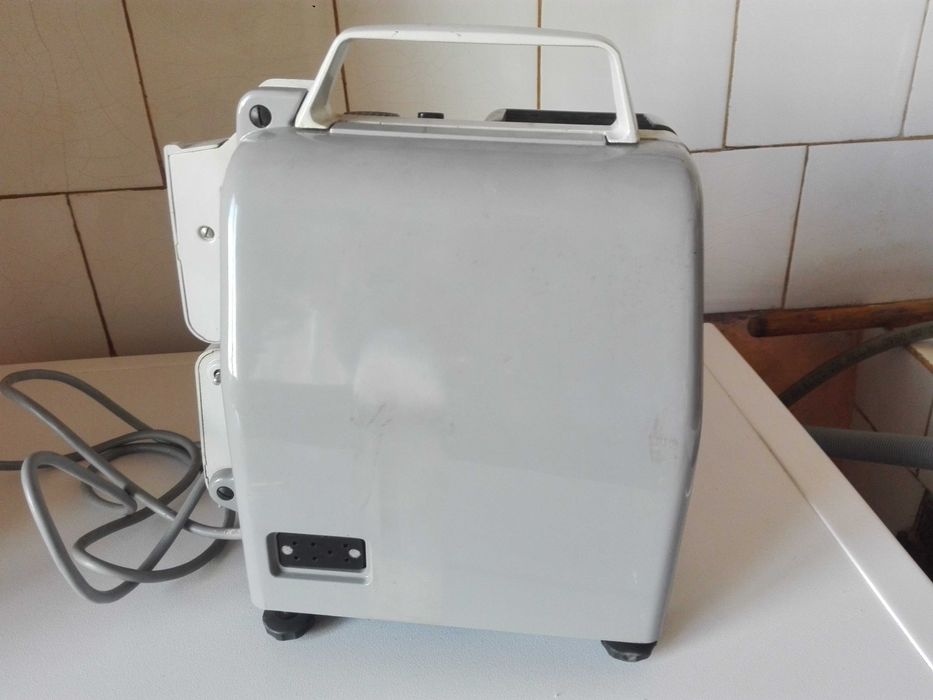 Киномашина Bauer T 10 R и стара японска пишеща машина. .