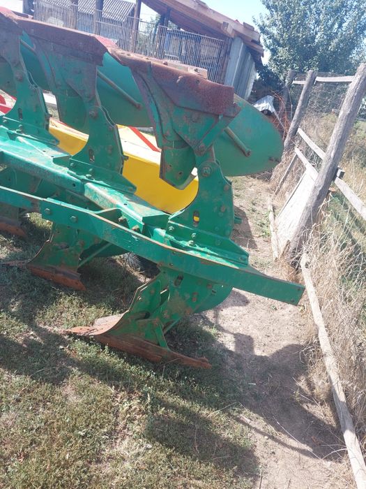 Plug reversibil trei brazde  John Deere