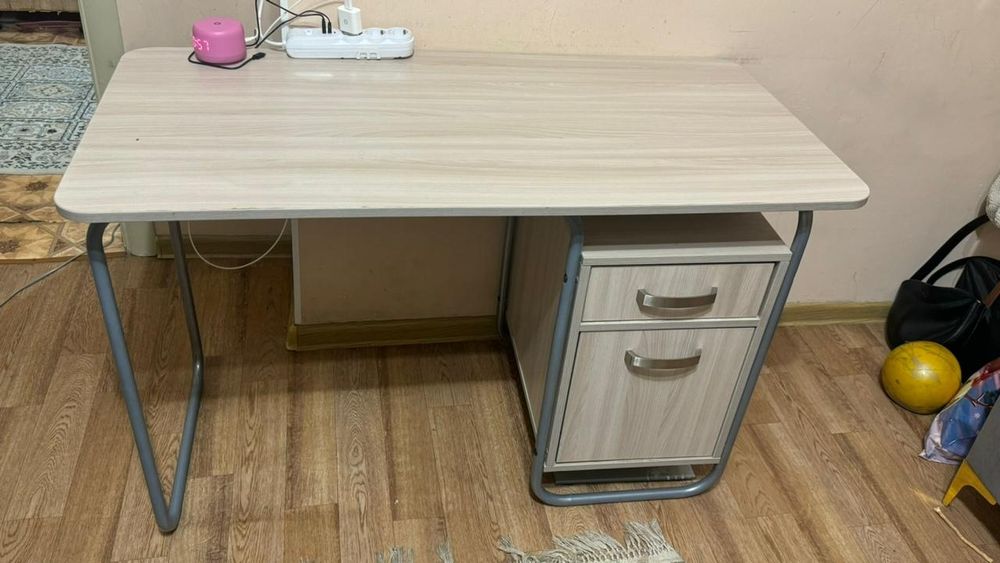 Стол письменный с тумбой
