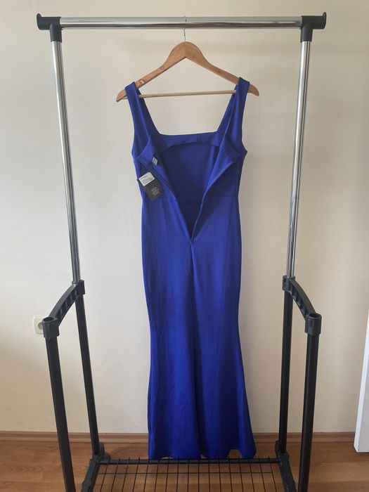 Продавам дълга рокля с цепка