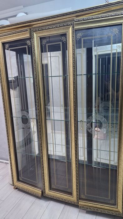 Продается  шикарный, красивый, вместительный сервант