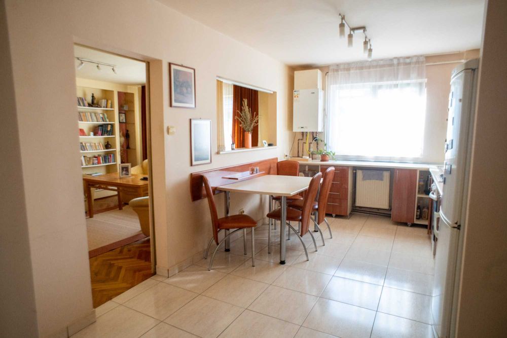 Apartament spatios cu 4 camere, zona centrala Bistrita