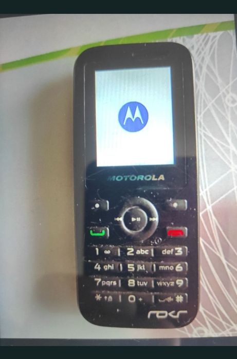 Telefon Motorola cu taste și camera, mic, compact, robust, foarte practic.